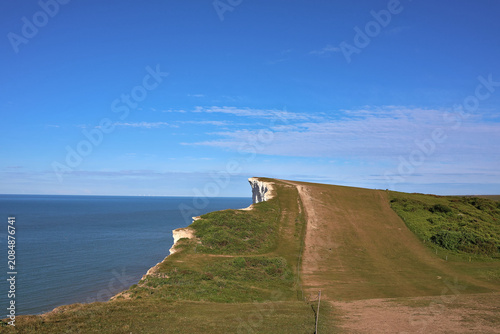Fotografie Scenic South Downs Way walking and hiking trail; England Coastal Path near Beach