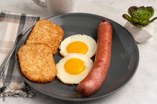 Fotografie fried eggs  with hash browns and kielbasa