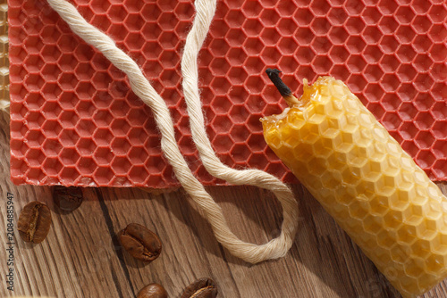 Foto Natural beeswax honeycomb sheets and candle wick for creative crafting with hone
