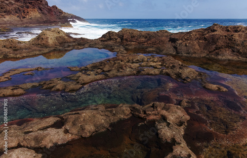 Foto Gran Canaria, calm rock pools under steep cliffs of the north coast are separate