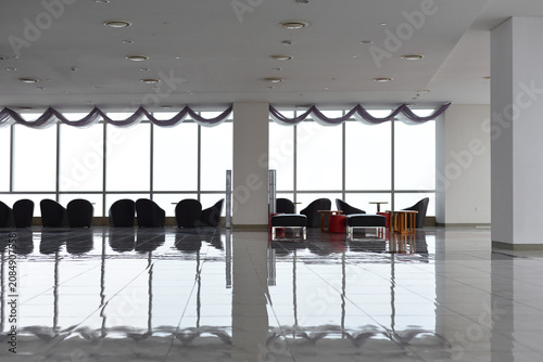 Obraz na plátně Interior observation area with large panoramic windows overlooking an urban landscape