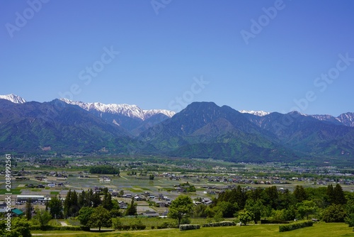 信州　安曇野　あづみ野池田クラフトパークから望む残雪の北アルプスと新緑の安曇野	有明山