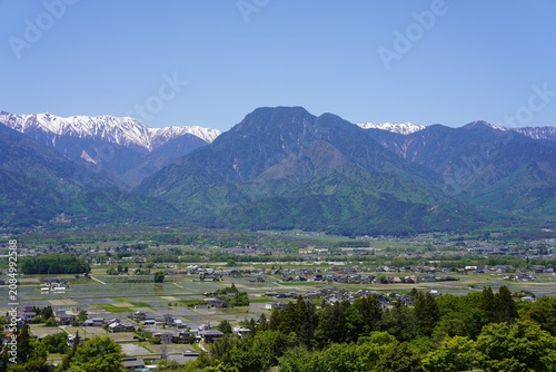 信州　安曇野　あづみ野池田クラフトパークから望む残雪の北アルプスと新緑の安曇野	有明山