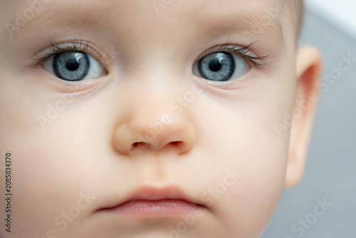 Fotografía Close-up of a toddler baby gazing at the camera with calm face