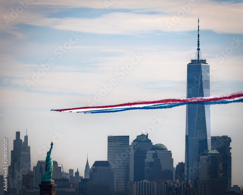 Fotografie Military jet flyover with red white and blue smoke trails over New York City skyline for America 250 Semiquincentennial celebration