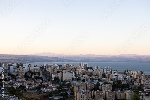 Fotografía High-angle panoramic cityscape of Tiberias residential neighborhoods overlooking
