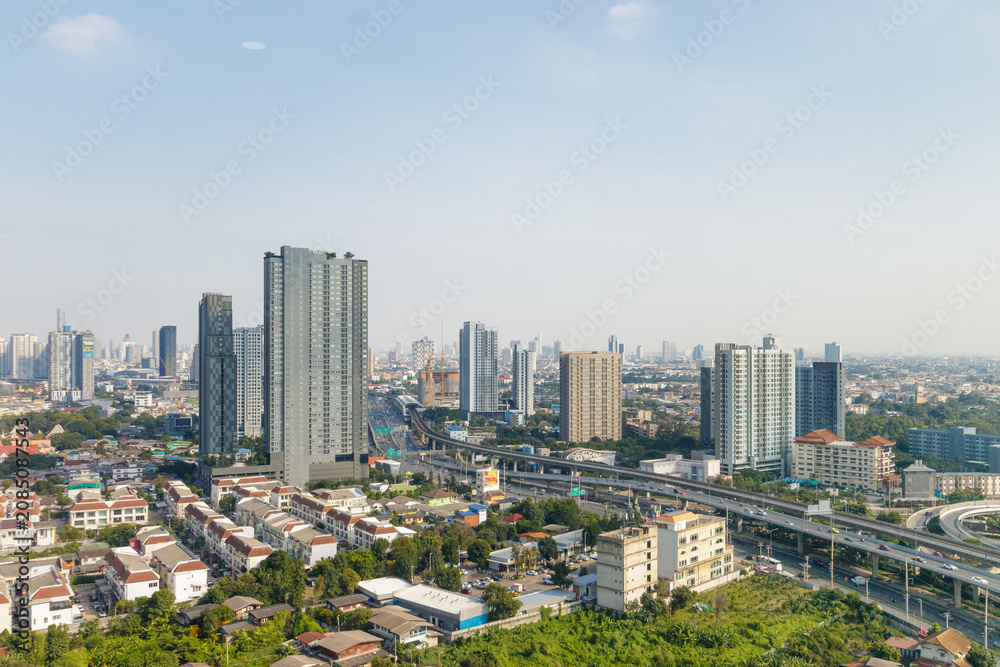 Fototapeta premium Tall buildings and traffic in Bangkok