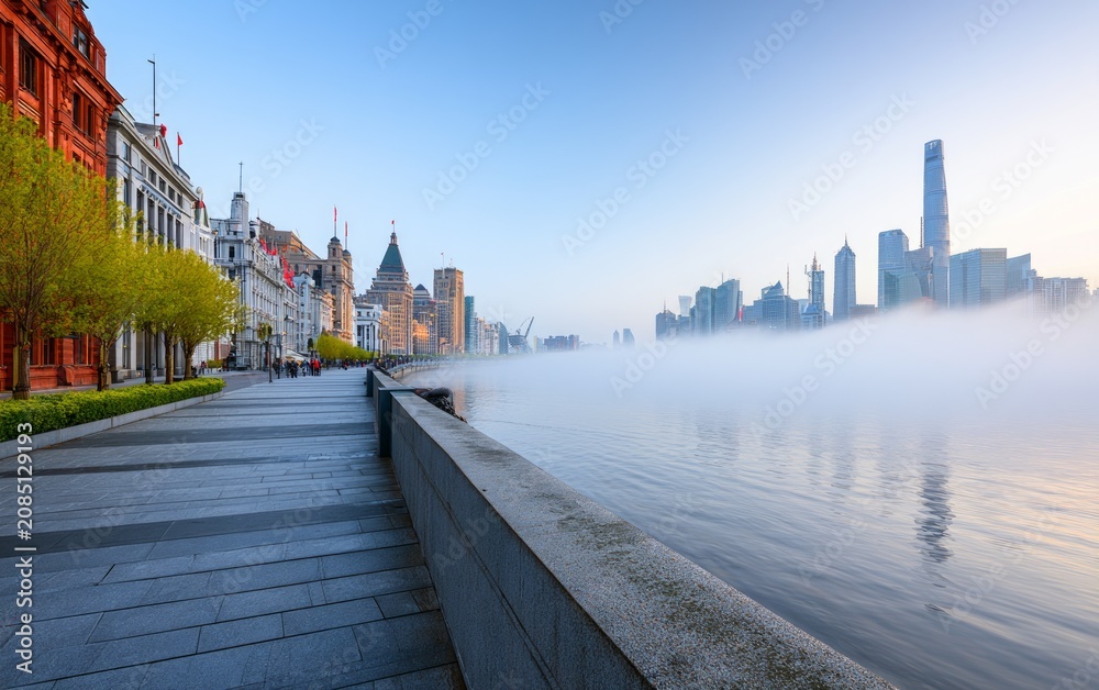 Obraz premium Misty Dawn by Huangpu Riverside in Shanghai with Colonial Bund Architecture