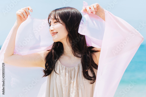 青空と海を背景にした女性ポートレート