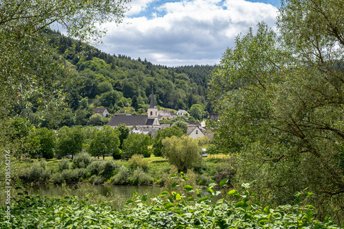 Nur einen stillen Moment zwischen sattgrünen Bäumen, das sanfte Glitzern der Mosel und den Kirchturm in der Ferne, der über die Landschaft wacht.