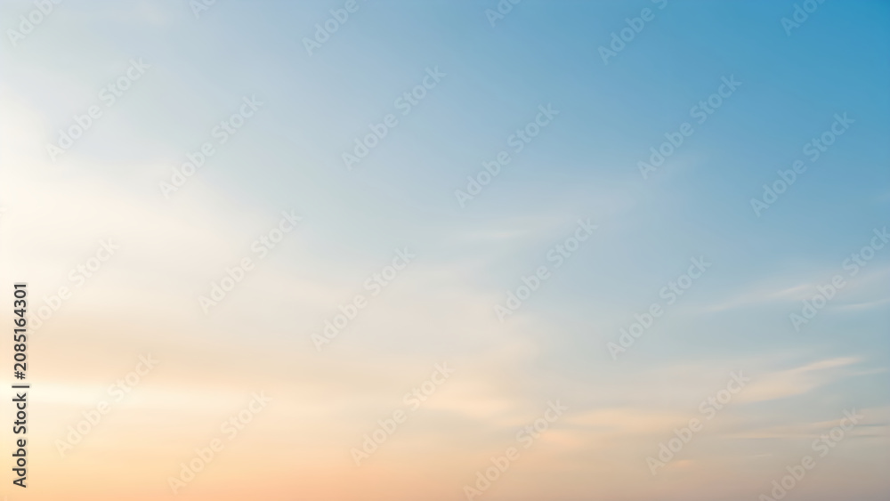 Obraz premium Soft gradient sky with warm clouds at sunset
