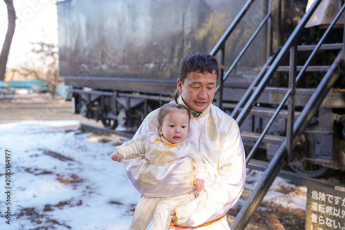 Canvastavla Father holds baby in snowy outdoor setting