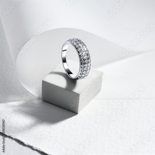 Foto Elegant Silver Ring Adorned with Sparkling Gems Highlighted Against Minimalist B