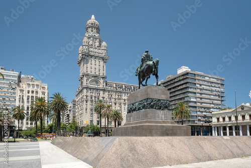 Fotografía Architectural landscape of Independence Square in Montevideo, Uruguay