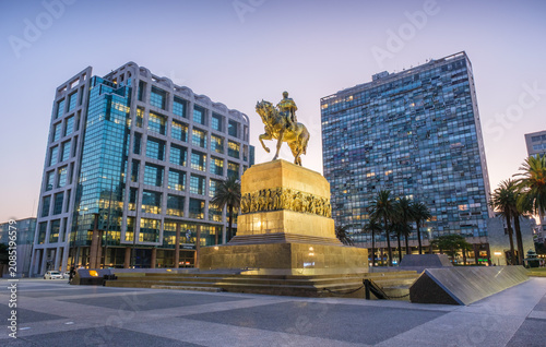 фотографія Night view of the architecture of Independence Square in Montevideo, Uruguay