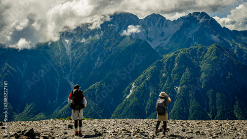 Photos 大パノラマを眺める二人の登山者の後ろ姿