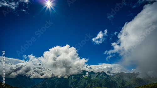 Obraz na plátně 夏空に輝く太陽と雲海の山岳風景