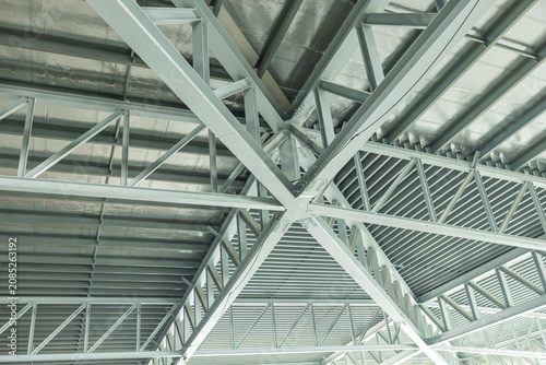 Fotografía Modern steel roof truss structure with insulation