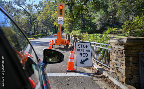 Foto Roadwork and temporary traffic light at Villa Montalvo Trail