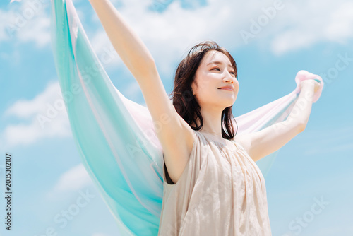 Foto 青空背景の女性ポートレート