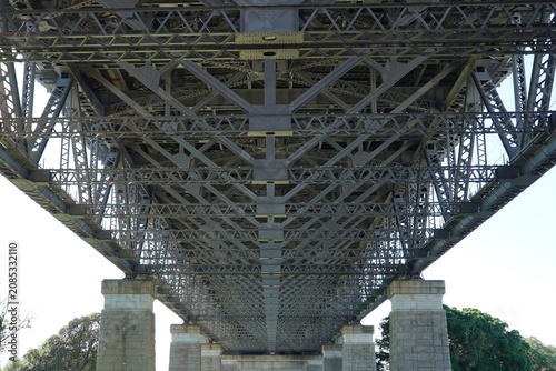 Fotografía The underside of Sydney Harbour Bridge iron girders, viewed from The Rocks