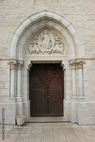 Fotografie Montbenoît : portail de l'abbaye Notre-Dame avec son tympan sculpté (tétramorphe
