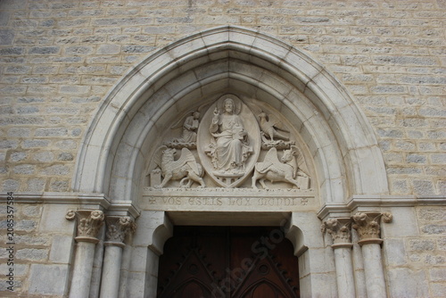 Fotografie Montbenoît : tympan sculpté (tétramorphe) sur le tympan du portail de l'abbaye N
