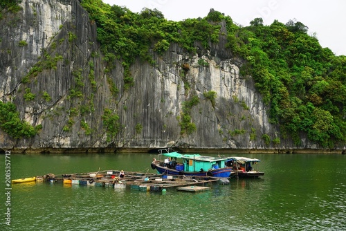 Fotografia Cat Ba, Vietnam: A boat anchoring among rock formations in Lan Ha bay, Hai Phong
