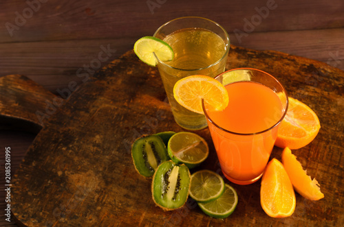 Foto Fresh Citrus Juice with Kiwi and Lime on Rustic Wooden Background