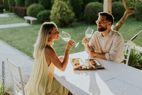 Couple enjoys drinks and fo...