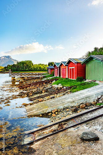 Rote Bootshäuser am Efjord in Norwegen