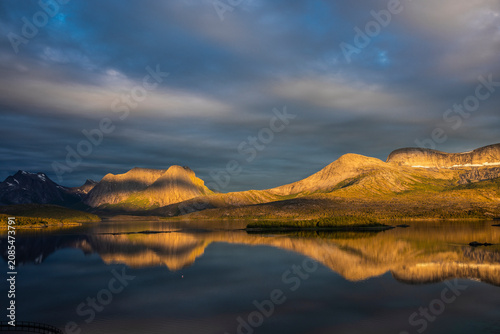 Mitternachtssonne am Efjord in Norwegen bei Narvik