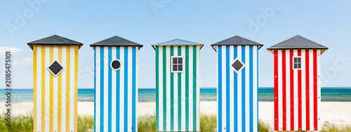 Bunte Badehäuschen an einem Sandstranf