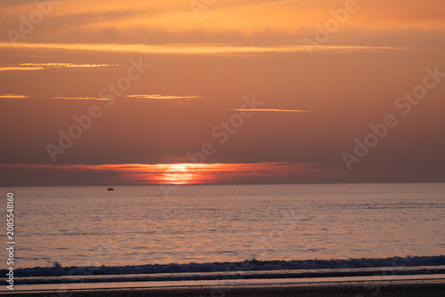 Sonnenuntergang hinter Schleierwolken in Bricqueville-sur-Mer in der Normandie, Frankreich