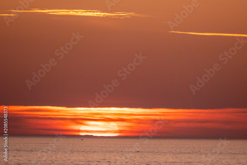 Sonnenuntergang hinter Schleierwolken in Bricqueville-sur-Mer in der Normandie, Frankreich