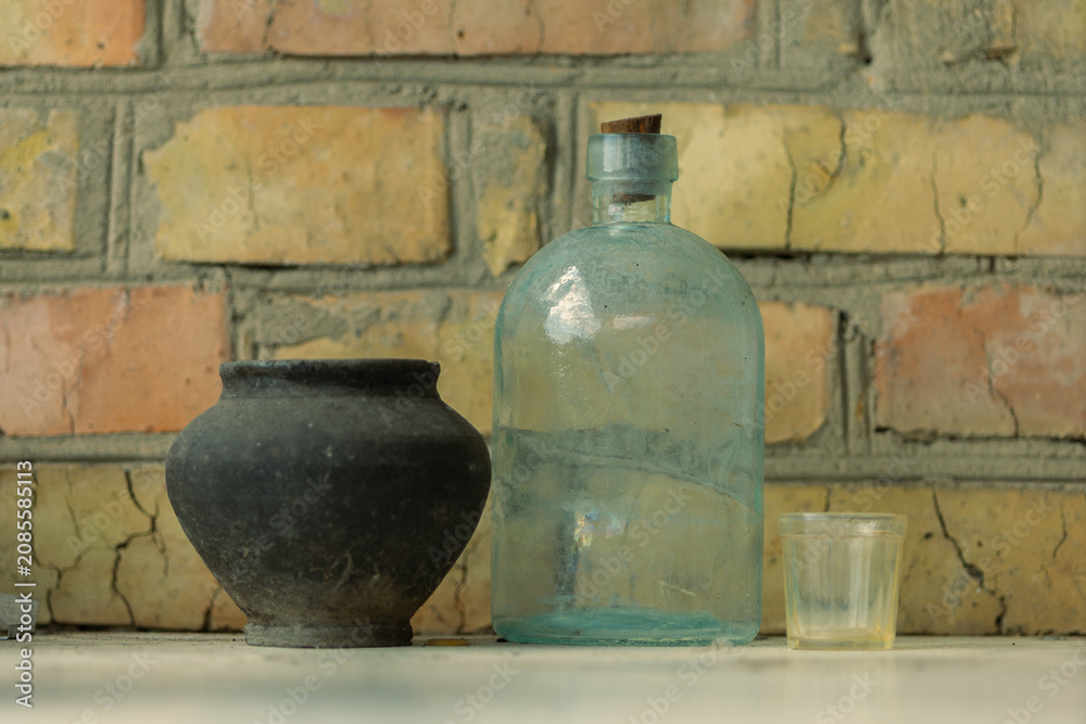 Fototapeta premium old jug with an old bottle 