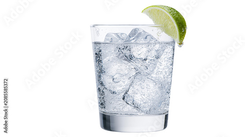 Photos Clear carbonated drink with ice cubes and lime slice
