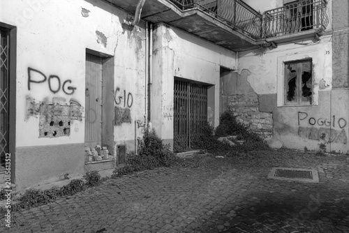 Fotografie Abruzzo, Italy – Damaged and abandoned residential building showing the effects of the devastating earthquake