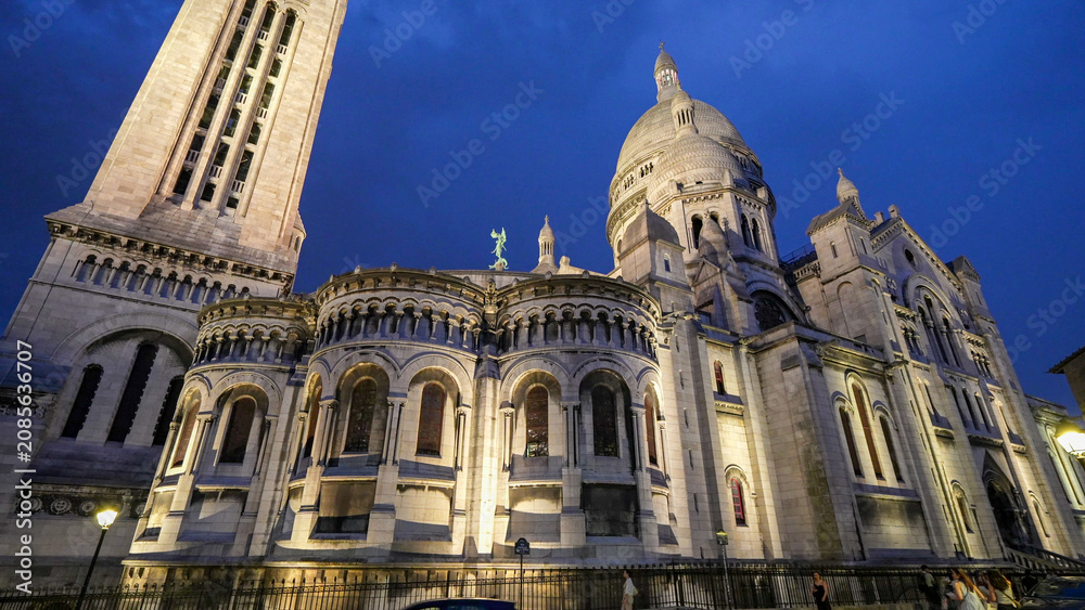 Fototapeta premium Classic night exterior view of Sacré-Cœur Basilica Paris France.
