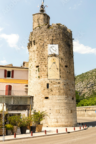 Tour à l'entrée d'une ville, tour de guet à l'origine, avec horloge et cadran solaire, datant du 14è siècle, monument historique. Anduze, Gard