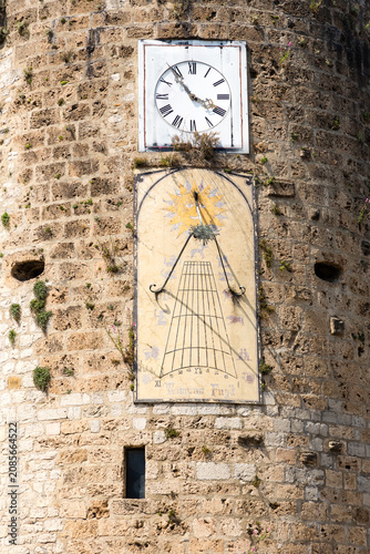 Horloge et cadran solaire, datant du 14è siècle, sur une tour en pierres, monument historique. Anduze, Gard