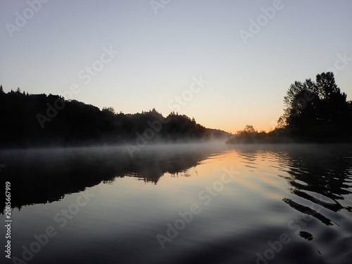 Brume sur le lac au lever du soleil le matin dans la forêt	