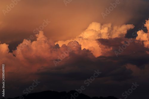 Принти на полотні Dramatische gelbe Gewitterwolken mit Hagel am Abend über den Bergen von Bayern