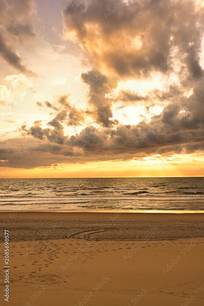 Obraz premium Golden clouds at Zandvoort during sunset, with soft warm tones and textured sky gradients ideal for calm atmospheric designs.