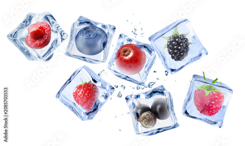 Φωτογραφία Fresh berries in ice cubes and water in air against white background