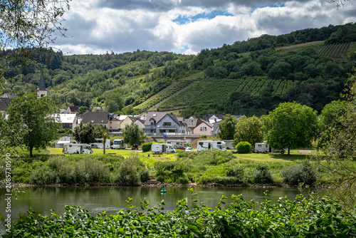 Zwischen dem ruhigen Fluss, den sanften Weinbergen und den Wohnmobilen, die wie kleine Inseln der Freiheit wirken, lag dieser Stellplatz auf der anderen Seite des Ufers. Von hier aus sah alles noch fr