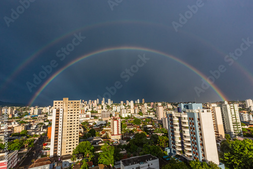 Foto Vista panorâmica de arco-íris duplo sobre os edifícios e prédios de uma grande c