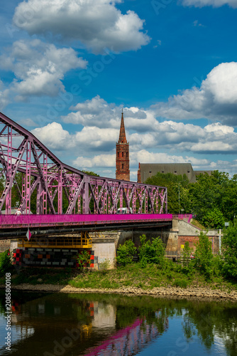 Most Tolerancji w Głogowie – charakterystyczny stalowy most kratownicowy pomalowany na różowo,  nad rzeką Odrą. Jeden z najbardziej rozpoznawalnych symboli miasta, sfotografowany w słoneczny dzień na 