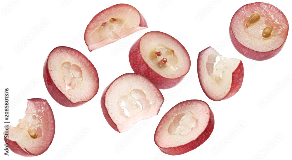 Obraz premium Falling red grape slices isolated on white background