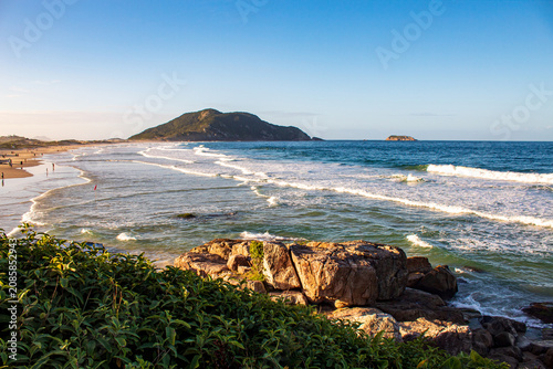 Ondas batendo na rocha na praia do Santinho, Ingleses, Florianópolis, Santa Catarina, Brasil 